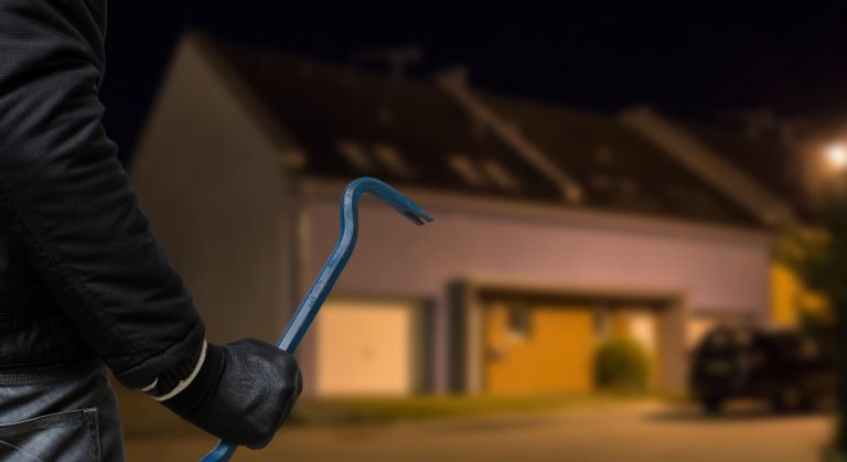einbruchschutz im winter & Einbruchgefahr in der Winterzeit mit Tipps für bessere Tür- und Fenstersicherung
